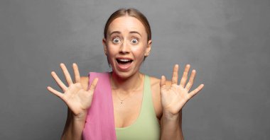 Mutlu ve heyecanlı görünüyordun. Beklenmedik bir sürprizle şoke olmuştun. İki elin de yüzü açıktı.