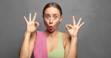 Şaşırmış, şaşırmış ve şaşırmış hissediyorsun. Onayladığını gösteriyorsun. İki elinle de onay imzası atıyorsun.