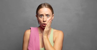 Şok oldum ve ağzım açık inanmamak için yüz yüze sarıldım.