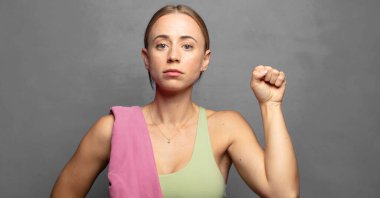 Ciddi, güçlü ve isyankar hissetmek, yumruk kaldırmak, protesto etmek ya da devrim için savaşmak.