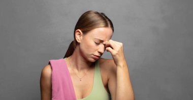 Stresli, mutsuz ve hayal kırıklığına uğramış hissediyorum. Alnıma dokunuyor ve şiddetli baş ağrısı çekiyorum.