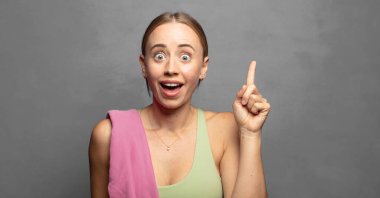 Bir fikri fark ettikten sonra mutlu ve heyecanlı bir dahi gibi hissetmek, neşeli bir şekilde parmak kaldırmak, eureka!