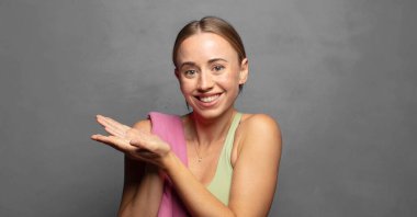 Gülümseyen, kendinden emin, başarılı ve mutlu hisseden, fotokopi alanında konsept veya fikir gösteren