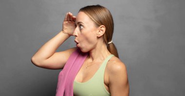 Afallamış ve şaşkın bir halde, el üstünde, uzaklara bakıyor, izliyor ya da arıyor.