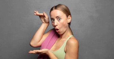 Neşeli ve şaşırmış hissediyorum, şok olmuş bir ifadeyle gülümsüyorum ve bir şey tutuyorum.