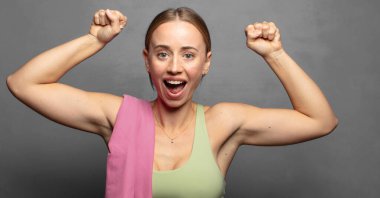 Mutlu, tatmin olmuş ve güçlü hissediyorum, kaslı ve formda, spor salonundan sonra güçlü görünüyor.