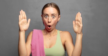 Bir nesneyi iki eliyle tutmak, bir nesneyi göstermek, sunmak veya reklamını yapmak