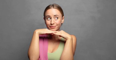 Düşünceli hissetmek, merak etmek ya da hayal etmek, hayal kurmak ve uzayı kopyalamak için yukarı bakmak.