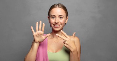 Sarışın fitness eğitmeni kadın portresi