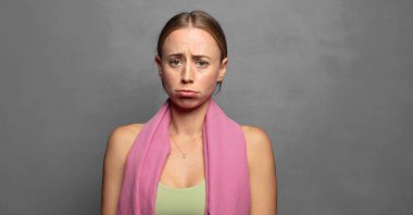 Genç, güzel, sarışın, fitness kadını.