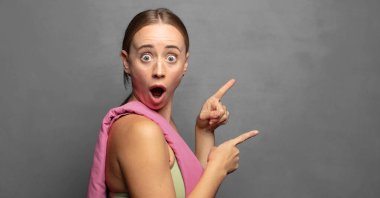 Genç, güzel, sarışın, fitness kadını.