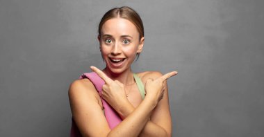 Genç, güzel, sarışın, fitness kadını.