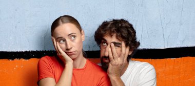 Sıkıldım, hayal kırıklığına uğradım ve uykum geldi. Yorucu, sıkıcı ve can sıkıcı bir işin ardından ellerimle yüzümü tuttum.