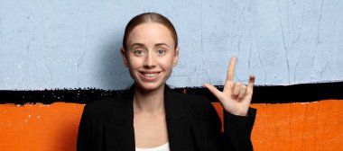 Mutlu, eğlenceli, kendinden emin, pozitif ve isyankar hissediyorum, elle kaya ya da heavy metal işareti yapıyorum.