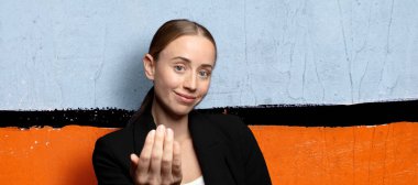 Mutlu, başarılı ve kendinden emin hissetmek, bir meydan okumayla yüzleşmek ve 