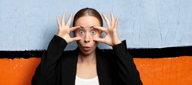 Sana göz kulak olmak, güvenmemek, izlemek, tetikte olmak ve tetikte olmak.