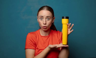 Fenerli genç sarışın kadın.