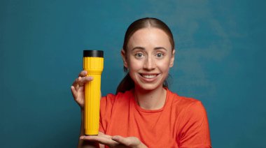 Fenerli genç sarışın kadın.