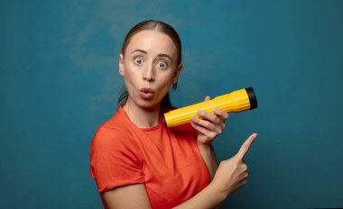 Fenerli genç sarışın kadın.