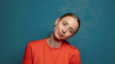 Mavi arka planda genç sarışın kadın