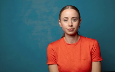 Mavi arka planda genç sarışın kadın