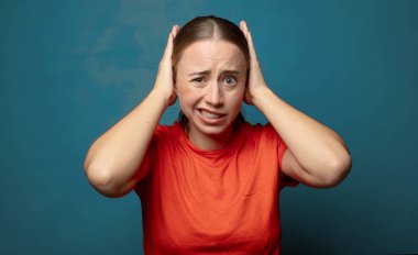 Stresli, endişeli, endişeli ya da korkmuş hissediyorum, ellerim başımda, yanlışlıkla panikliyorum.