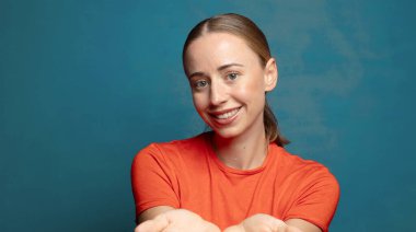 Mutlu bir şekilde gülümseyen, kendine güvenen, olumlu bakışlı, bir nesne ya da konsept sunan ve gösteren