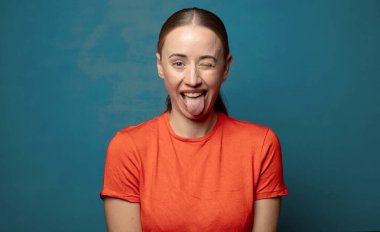 Neşeli, kaygısız, asi tavırlı, şakacı ve dilsiz, eğlenen