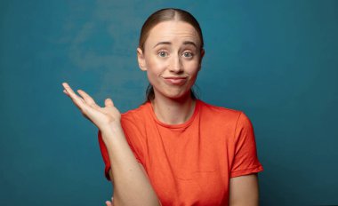 Gururla ve özgüvenle gülümseyen, mutlu ve tatmin olmuş hisseden ve fotokopi alanında bir konsept gösteren