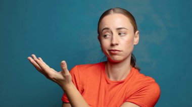 Kafası karışık ve bilgisiz hissediyorum, şüpheli bir açıklama ya da düşünceyi merak ediyorum.