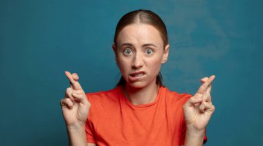 Tedirgin bir şekilde şans dilemek ve endişeli bir bakışla iyi şanslar dilemek.