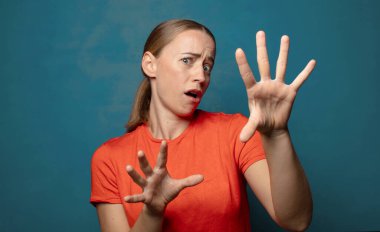 Korkuyorum, geri çekiliyorum ve korku ve panik içinde çığlık atıyorum. Kabusa tepki veriyorum.