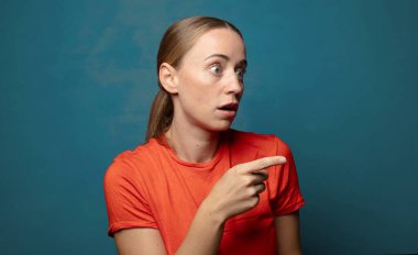 Şaşırmış ve şaşırmış hissediyorum. Şaşırmış ve ağzı açık bir şekilde hayranlıkla yukarı bakıyor.