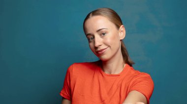 Gülümsüyor, mutlu görünüyor, kendinden emin ve arkadaş canlısı, anlaşmayı bitirmek için el sıkışmayı teklif ediyor, işbirliği yapıyor.