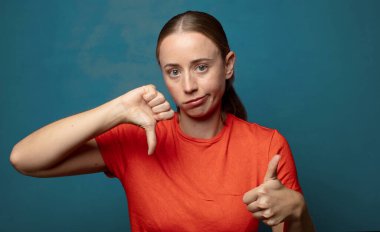 Kafası karışık, bilgisiz ve kararsız hissediyorum, iyi ve kötünün farklı seçenekleri ya da seçenekleri tartıyorum.