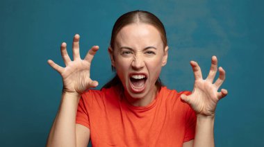 Panik içinde ya da öfkeyle bağırıyordu. Şok olmuş, korkmuş ya da öfkeli, elleri başının yanındaydı.