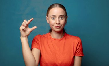 Bir nesneyi tutmak, göstermek, sunmak ya da reklam vermek küçük bir şeydir.