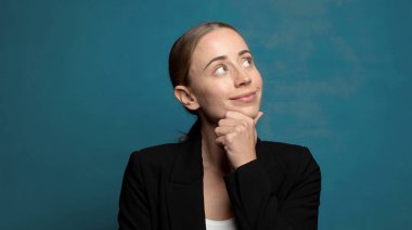 Kafası karışık ya da şüpheci olmak, bir fikre konsantre olmak, yan taraftaki boşluğu kopyalamak