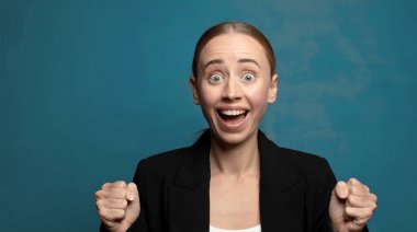 Şok oldum, heyecanlandım ve mutluyum, gülüyorum ve başarıyı kutluyorum,!