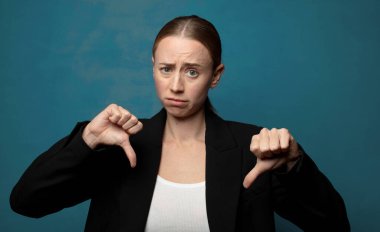 Üzgün, hayal kırıklığına uğramış ya da kızgın görünüyorsun. Anlaşmazlıkta baş parmağını gösteriyorsun. Hayal kırıklığına uğramış hissediyorsun.