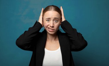 Stresli, endişeli, endişeli ya da korkmuş hissediyorum, ellerim başımda, yanlışlıkla panikliyorum.