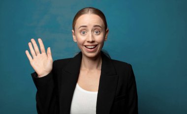 Mutlu ve mutlu bir şekilde gülümseyen, el sallayan, seni selamlayan, ya da hoşça kal diyen