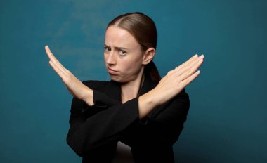 Bu tavrından rahatsız ve bıkkın görünüyorsun, yeter artık! Eller önde çapraz, durmanı söylüyor.