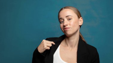 Kibirli, başarılı, pozitif ve gururlu görünüyor, kendini gösteriyor.