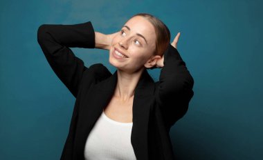 Gülümseyen ve rahat hisseden, mutlu ve kaygısız, olumlu ve rahatlatıcı