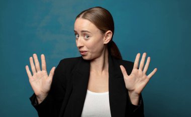 Gergin, endişeli ve endişeli görünüyor. Benim hatam olmadığını söylüyor. Yoksa ben yapmadım.