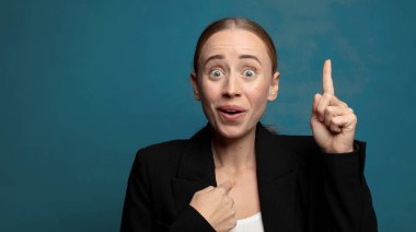 Gururlu ve şaşırmış hissediyorum, özgüvenimi gösteriyorum, kendimi başarılı hissediyorum.