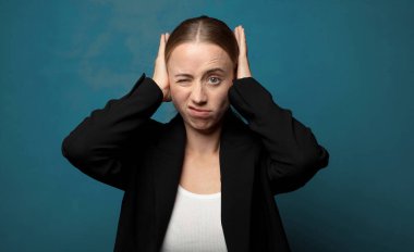 Hayal kırıklığına uğramış ve sıkılmış hissediyorum, başarısızlıktan bıkmış ve bıkmış, sıkıcı işlerden bıkmış