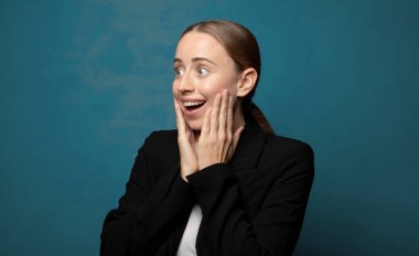 Mutlu, heyecanlı ve şaşırmış hissediyorum, iki elimle de yana bakıyorum.