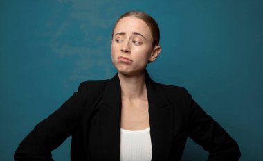 Üzgün ve stresli hissediyorum, kötü bir sürpriz yüzünden üzgün, olumsuz, endişeli bir bakışla